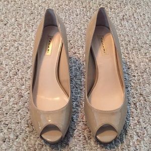 Size 6 nude Tahari heels